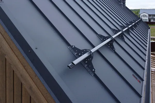 Снегозадержатель для фальцевой кровли Grand Line RAL 7004 1м